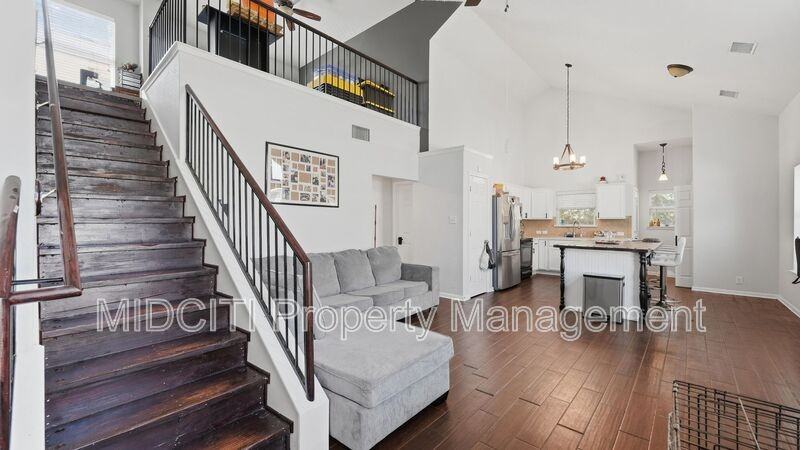 922 Darion St - Photo 3 of 31