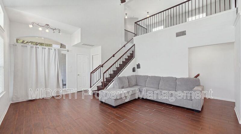 922 Darion St - Photo 4 of 31