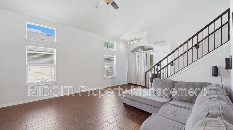 922 Darion St - Photo 5 of 31