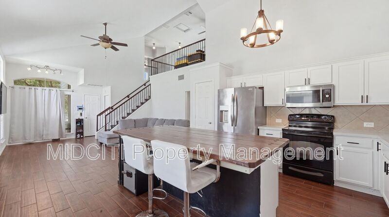 922 Darion St - Photo 7 of 31