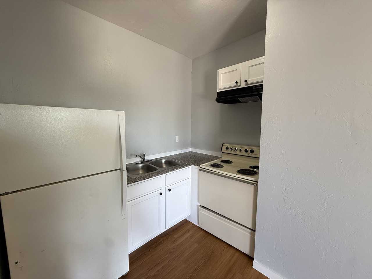 1405 Nw 8th St - Photo 4 of 5