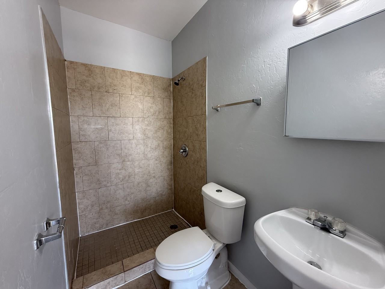 1405 Nw 8th St - Photo 5 of 5