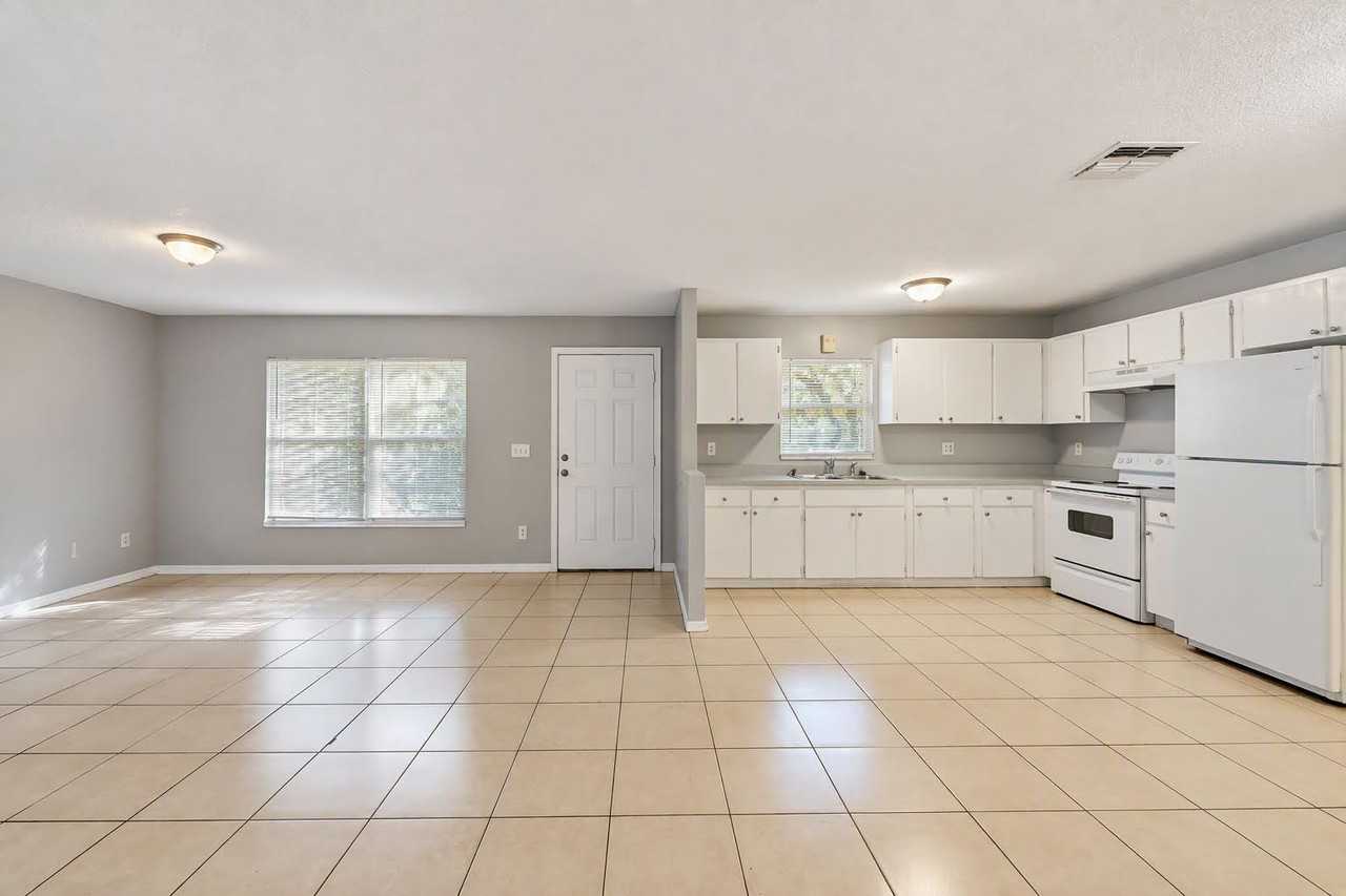 6213 N 38th St - Photo 3 of 10