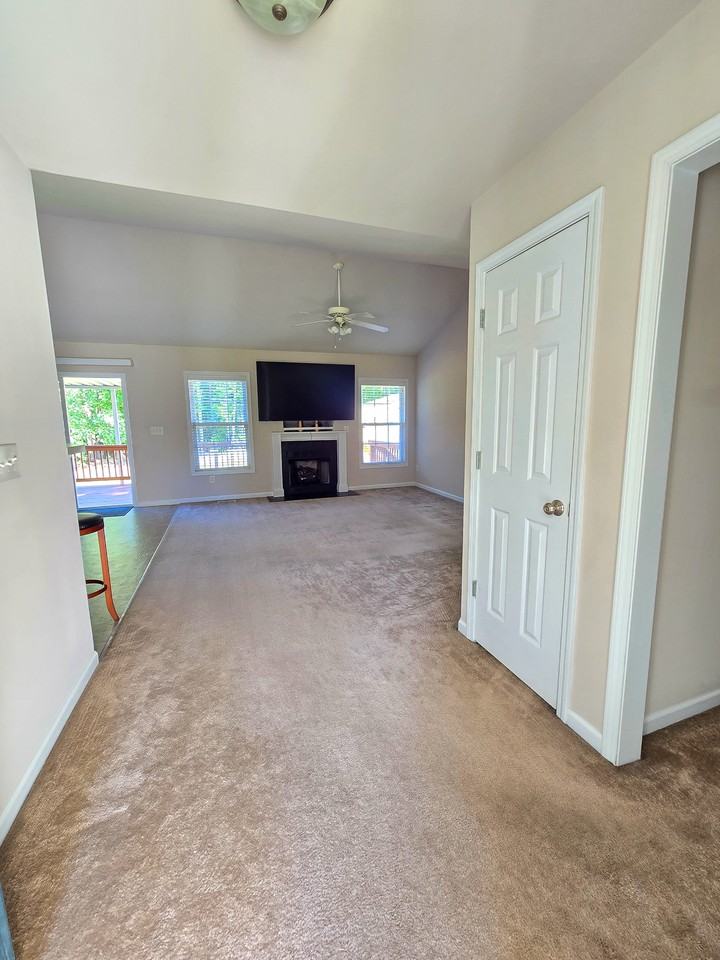 1092 Lake Ridge Dr - Photo 2 of 33