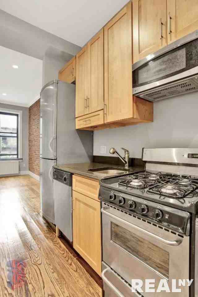 W 50th St #4R - Photo 2 of 8