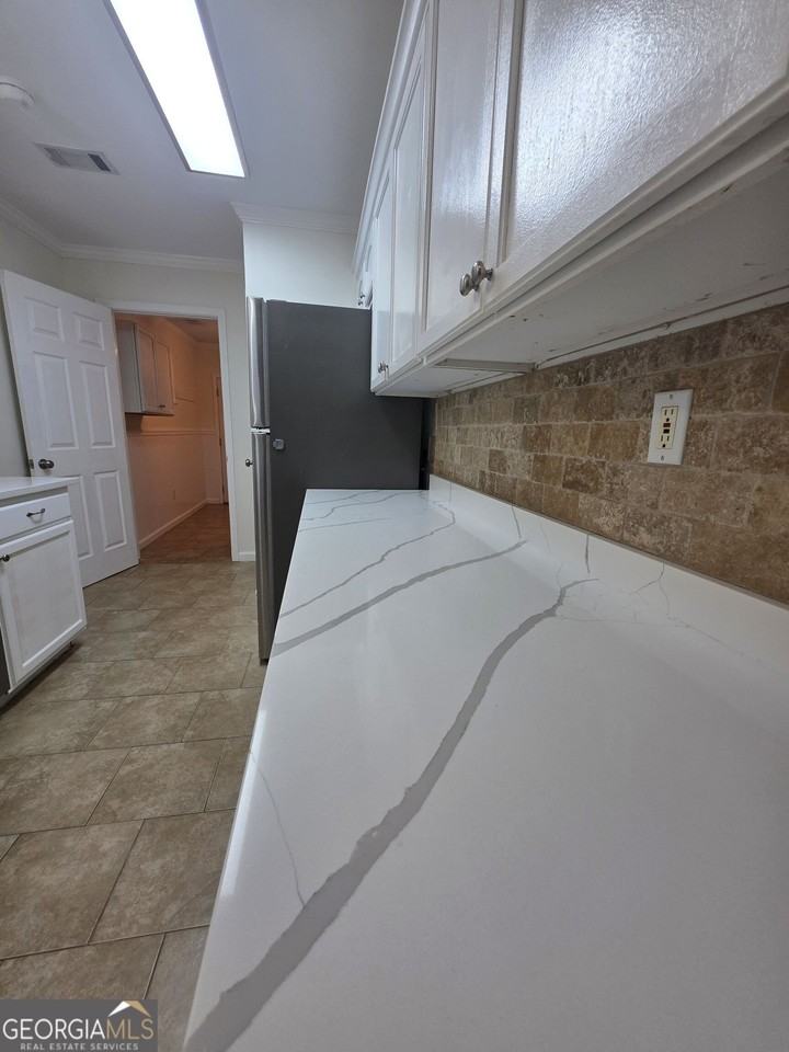 852 Hines Rd - Photo 4 of 35