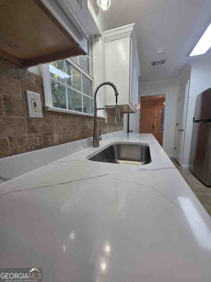 852 Hines Rd - Photo 5 of 35