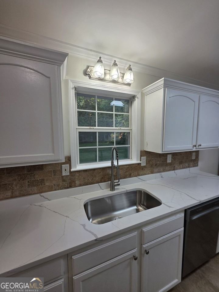 852 Hines Rd - Photo 6 of 35