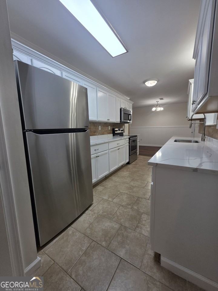 852 Hines Rd - Photo 7 of 35