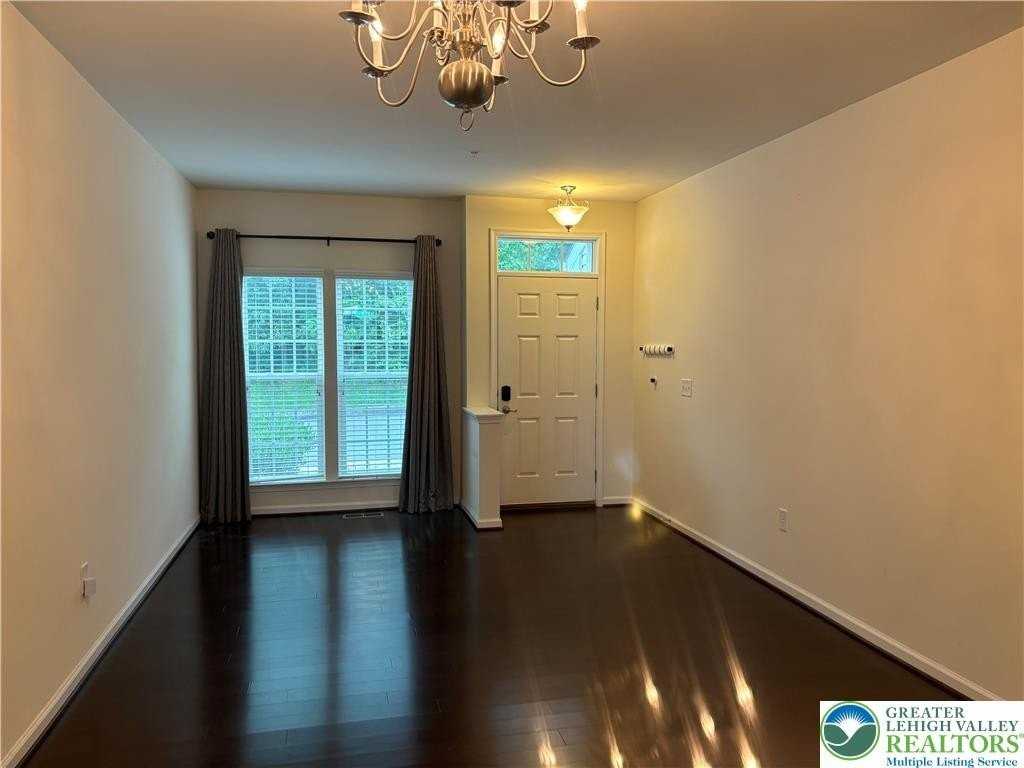 3561 Windsor Ct - Photo 7 of 44