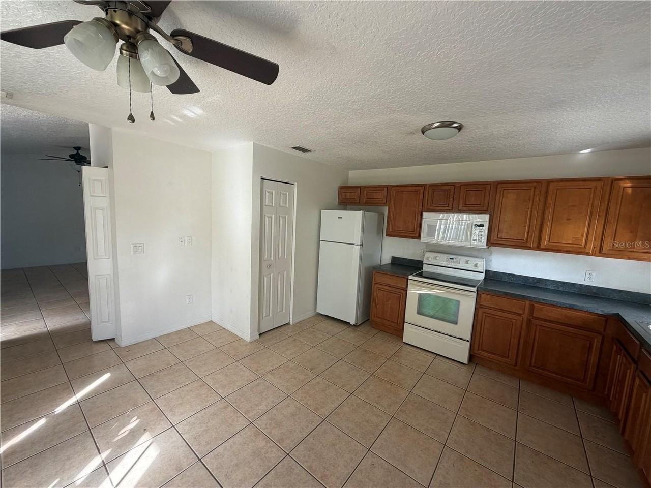 1050 6th St #B - Photo 7 of 14