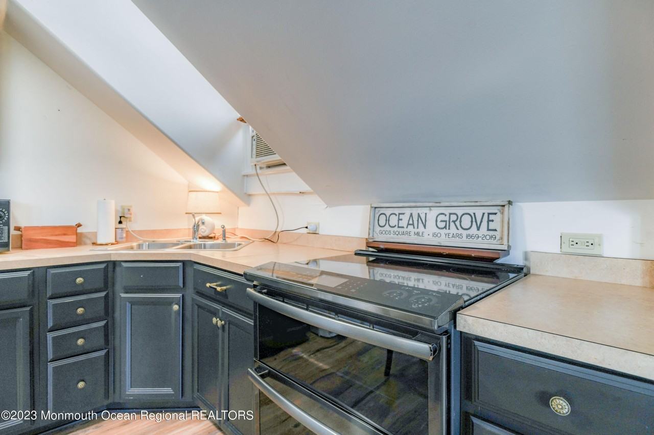 69 Embury Ave - Photo 5 of 50