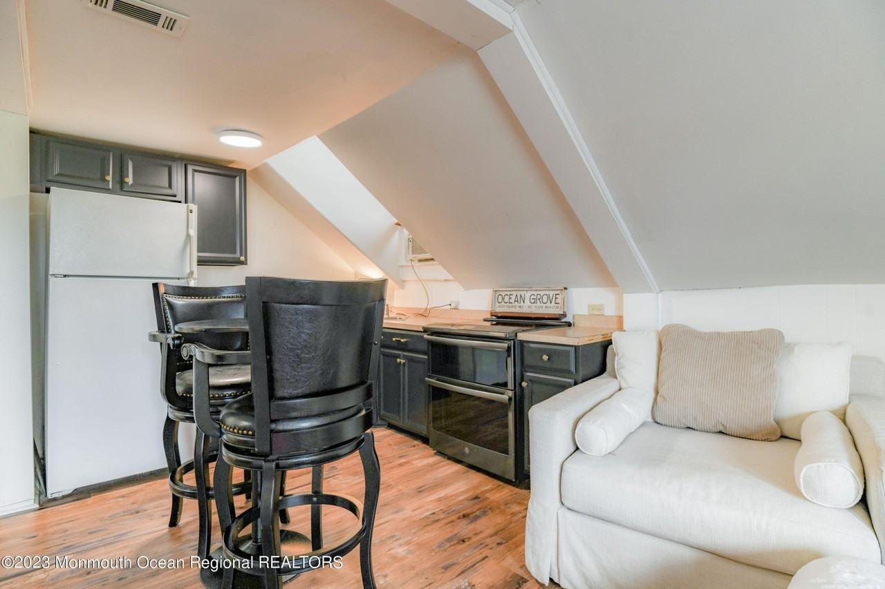 69 Embury Ave - Photo 6 of 50