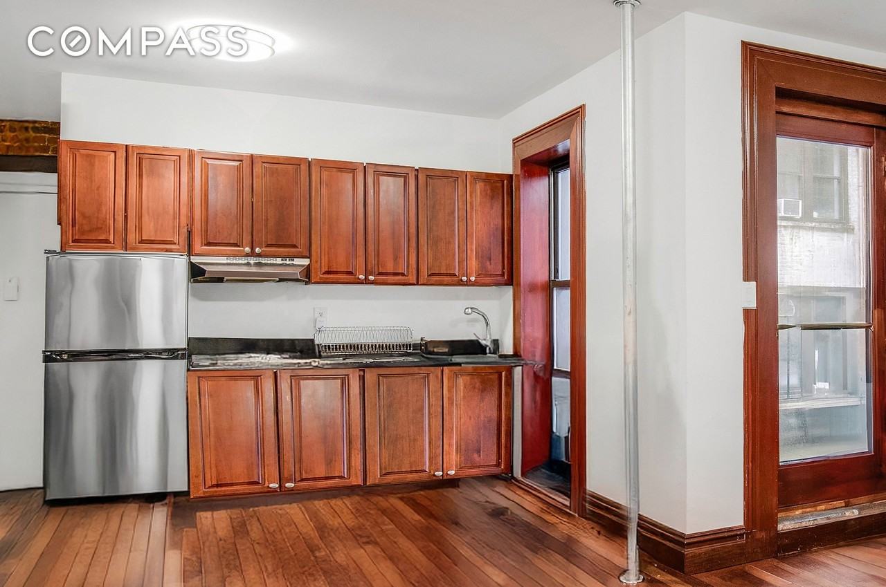 1392 Madison Ave #8 - Photo 3 of 11