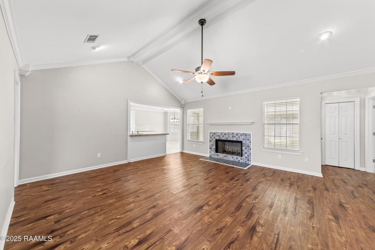 912 Canberra Rd - Photo 2 of 26
