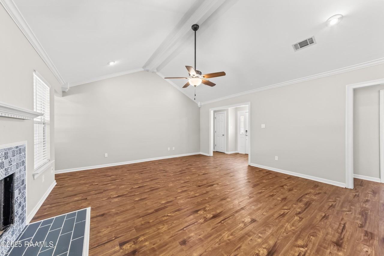 912 Canberra Rd - Photo 4 of 26