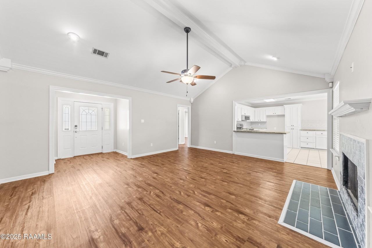 912 Canberra Rd - Photo 5 of 26