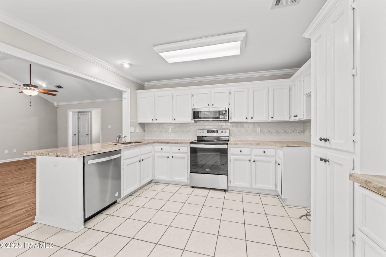 912 Canberra Rd - Photo 6 of 26