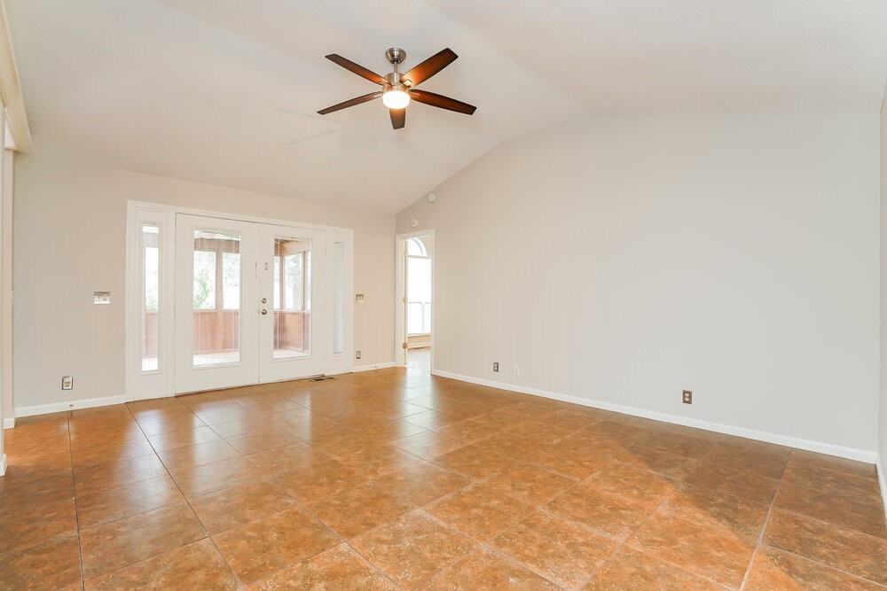 1020 Ainsworth Cir - Photo 4 of 17