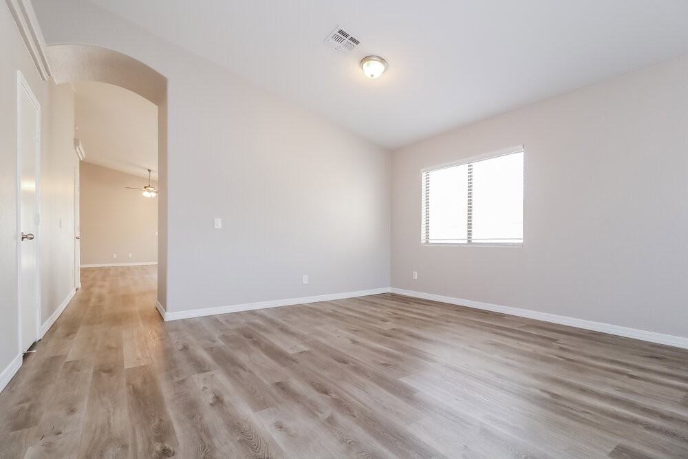 13053 W Redfield Rd - Photo 5 of 16