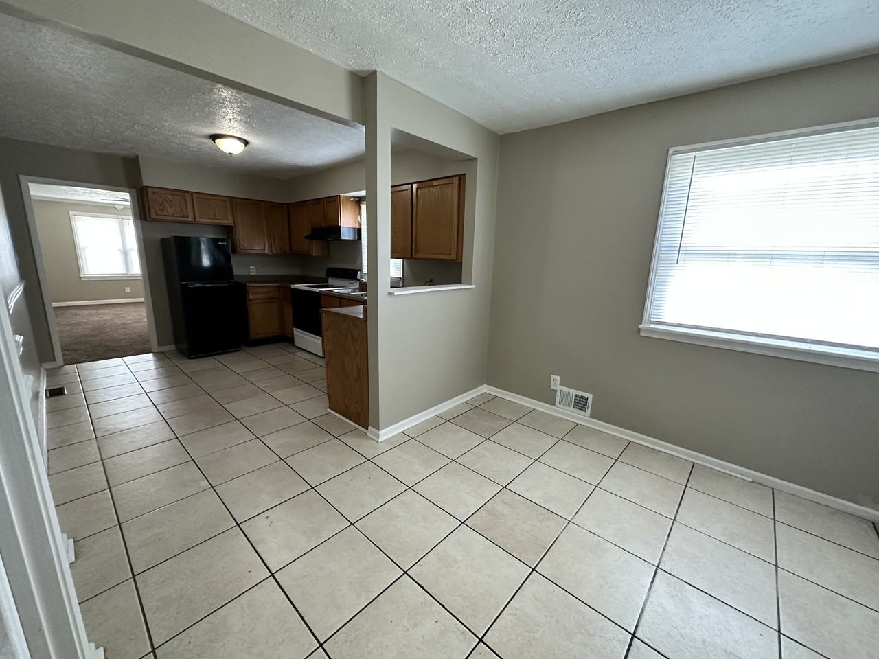 2421 Mercer Ave - Photo 2 of 12