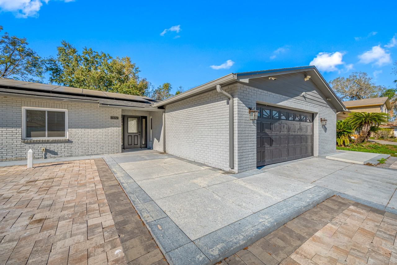 16324 Bonneville Dr - Photo 3 of 26