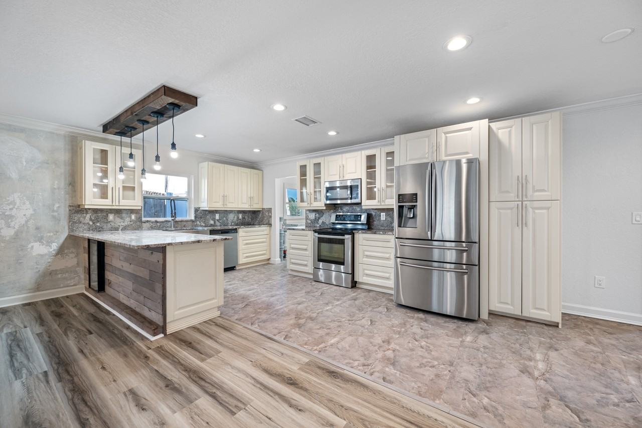 16324 Bonneville Dr - Photo 6 of 26