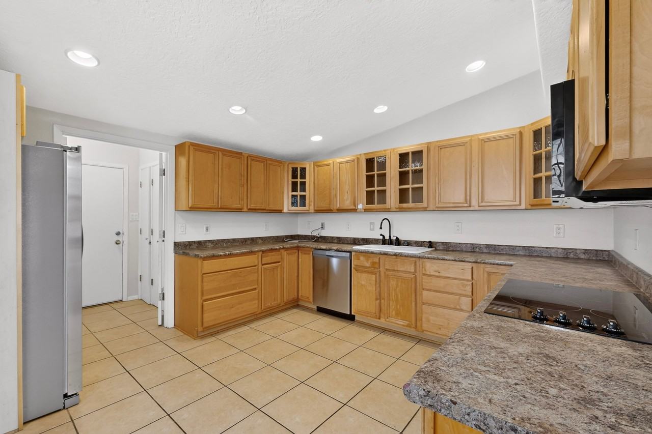 3905 Mary Ellen St Ne - Photo 4 of 14