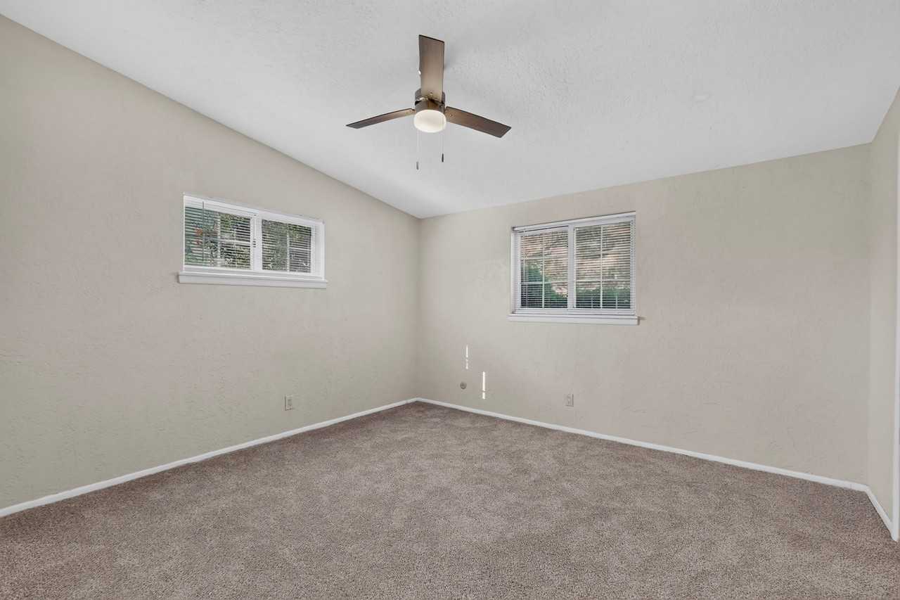 3905 Mary Ellen St Ne - Photo 6 of 14