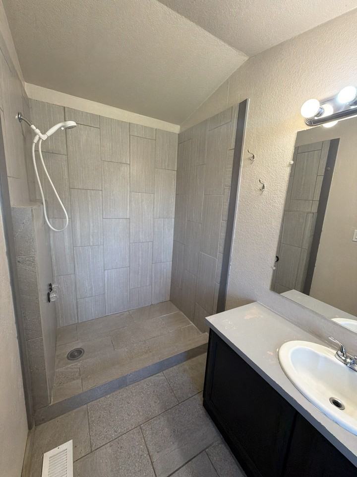 746 S Roosevelt Road R 1/2 - Photo 6 of 12