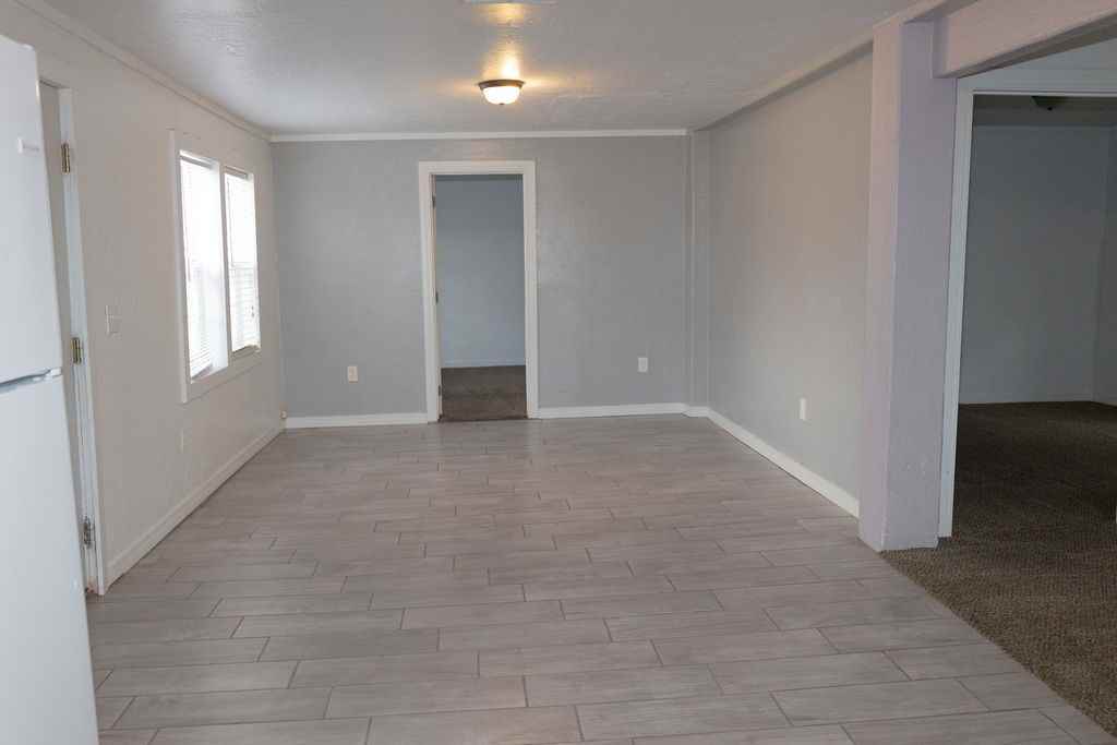 212 S Avenue I - Photo 2 of 3