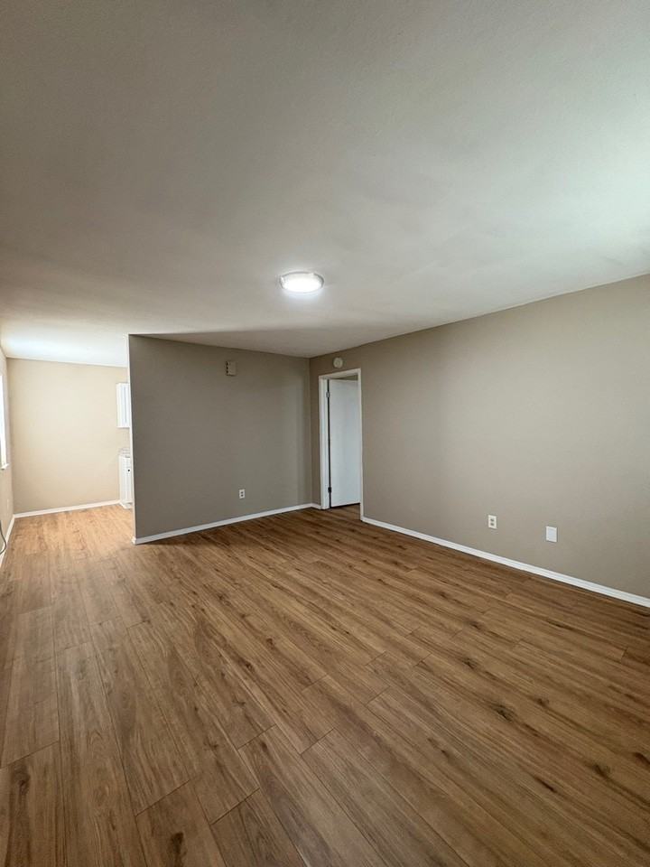 201 Nw K St #C - Photo 2 of 7