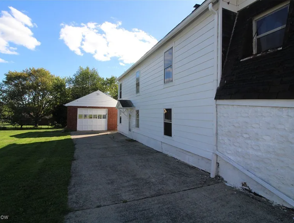 421 Hyatt Ave - Photo 2 of 8
