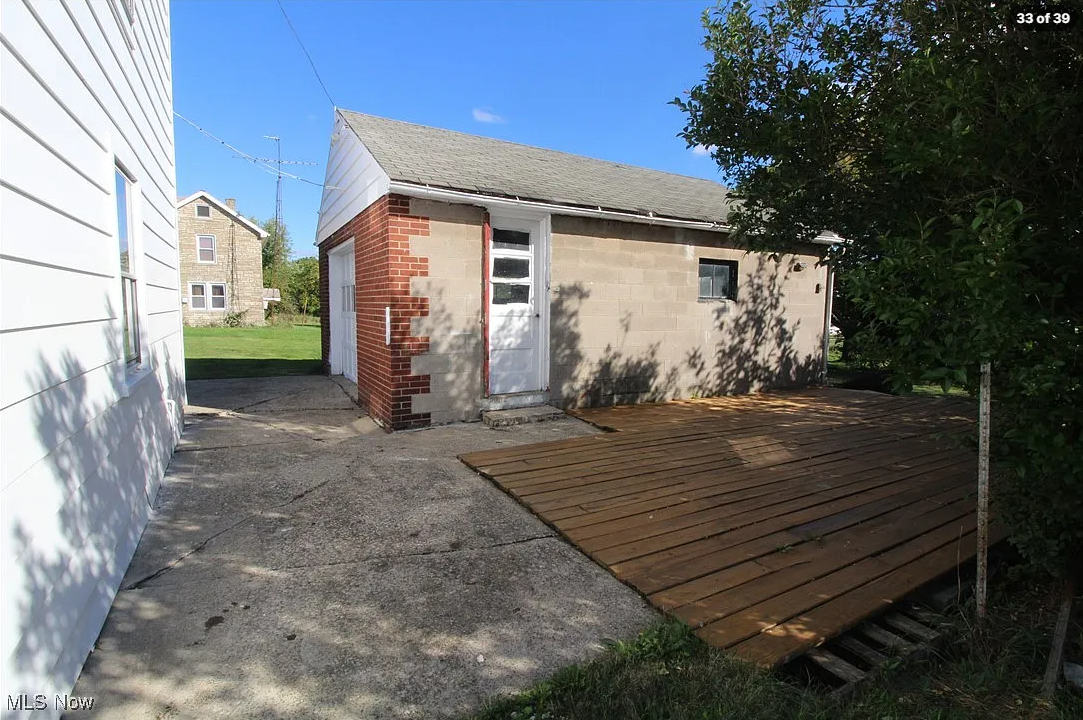 421 Hyatt Ave - Photo 6 of 8