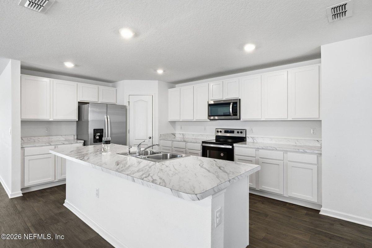 12069 Green Thicket Ln - Photo 2 of 36