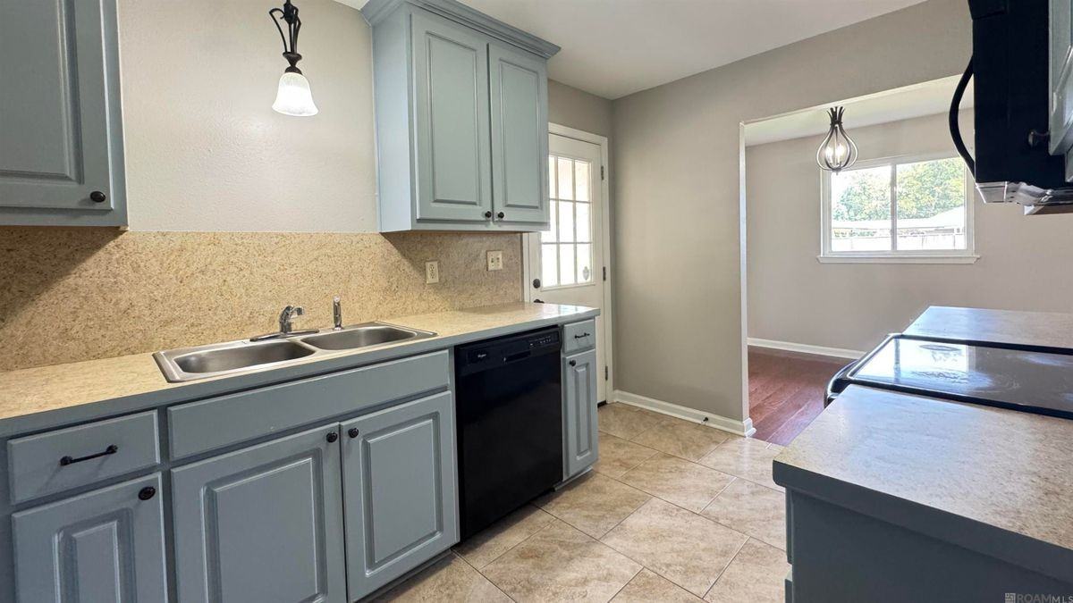 4266 Debellevue Dr - Photo 3 of 9