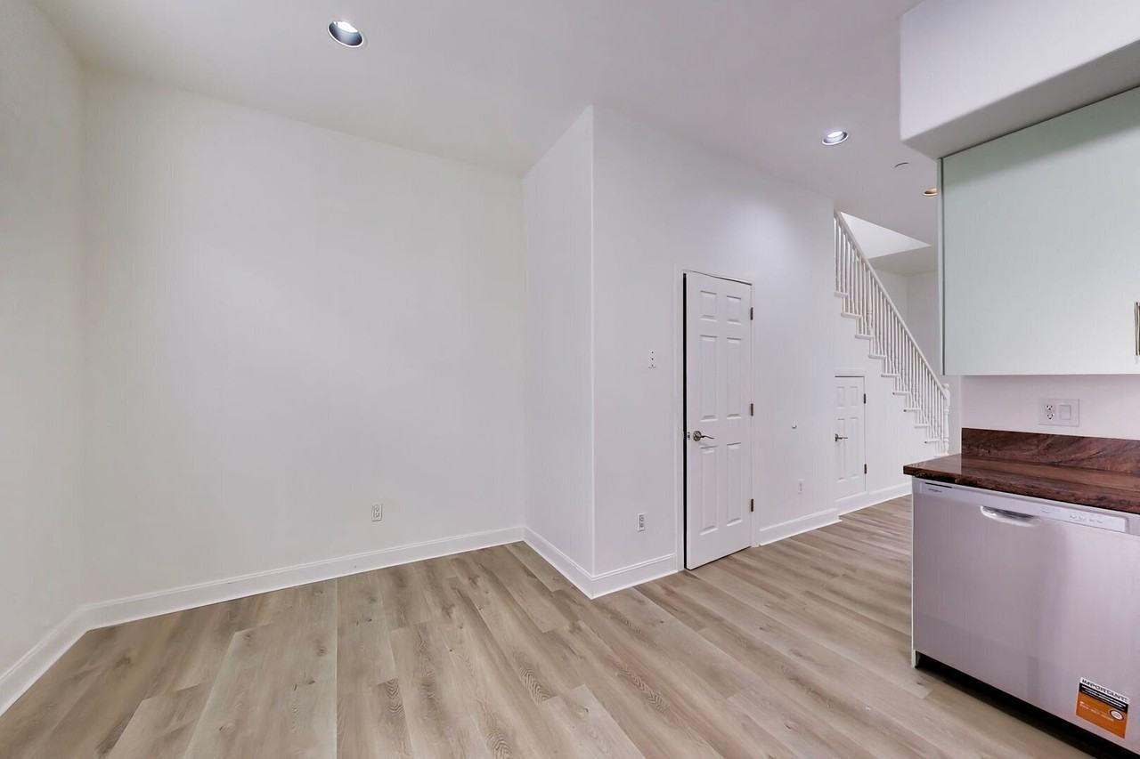 324 10th St #304 - Photo 4 of 26