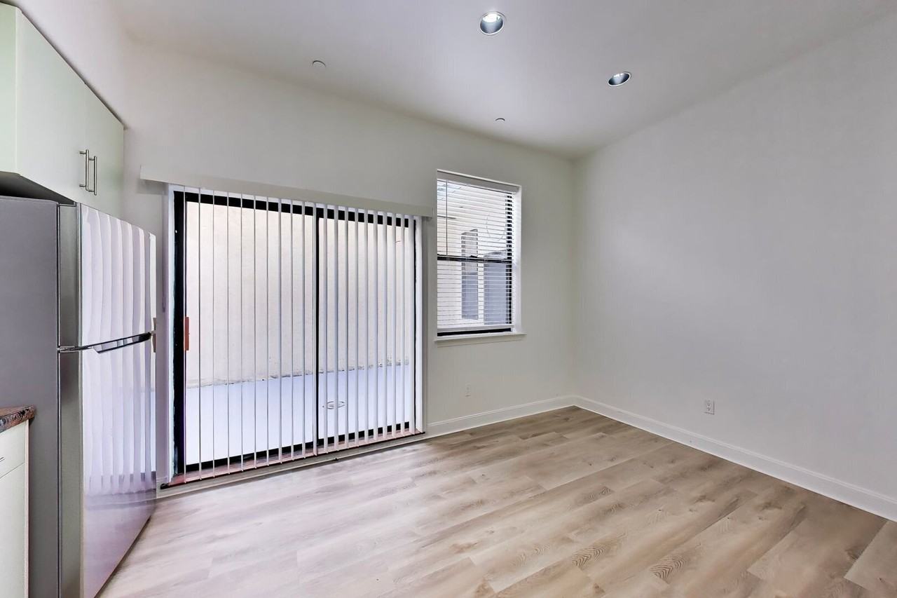 324 10th St #304 - Photo 6 of 26