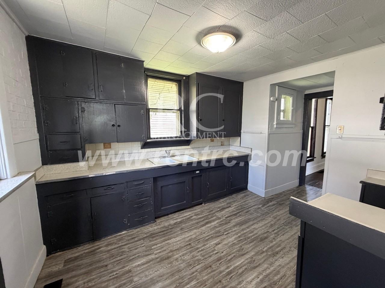 411 W Woodbury St #W - Photo 2 of 18