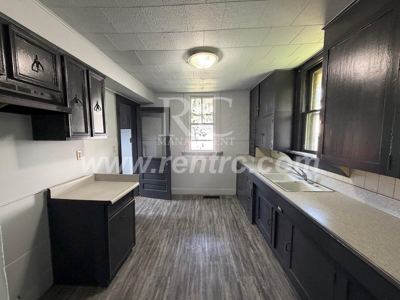 411 W Woodbury St #W - Photo 3 of 18