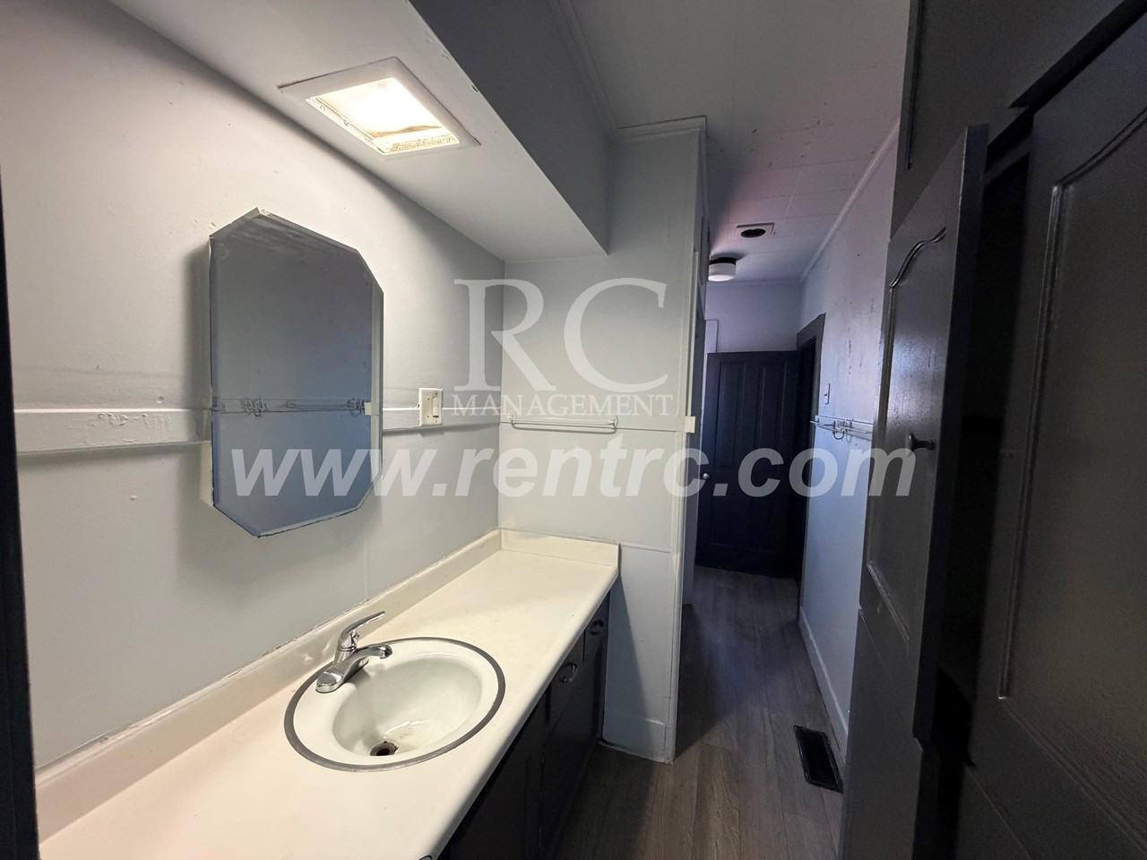 411 W Woodbury St #W - Photo 4 of 18