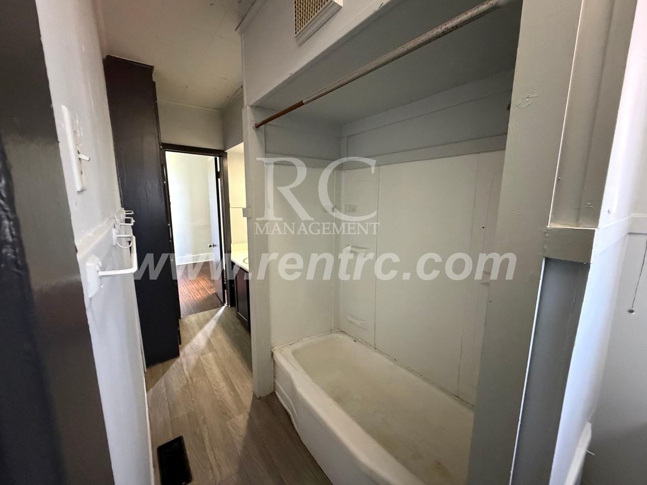 411 W Woodbury St #W - Photo 5 of 18