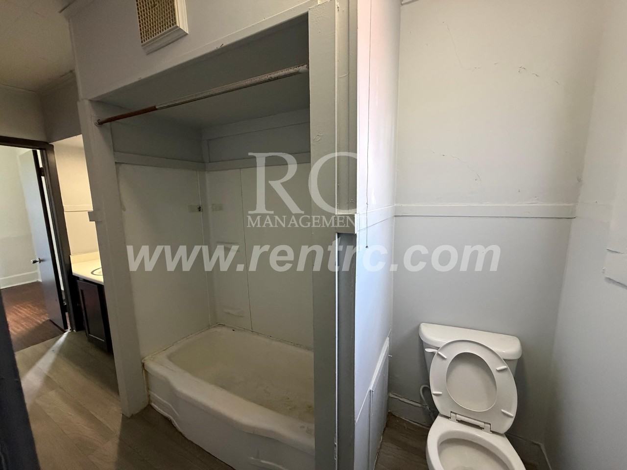 411 W Woodbury St #W - Photo 6 of 18