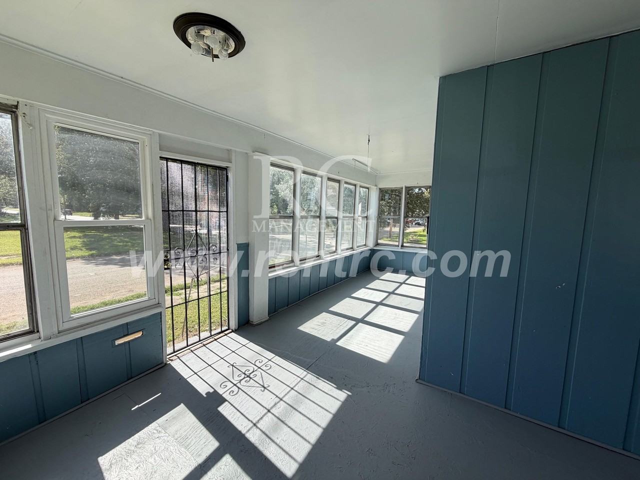 411 W Woodbury St #W - Photo 7 of 18