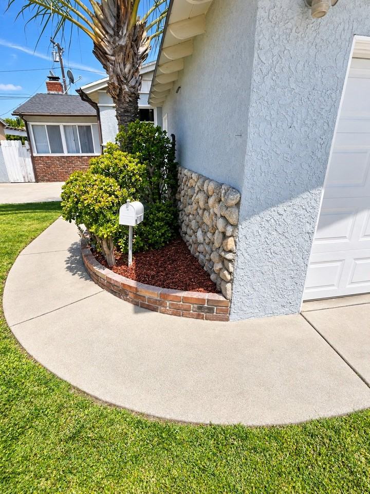 15516 Dartmoor Ave - Photo 3 of 9