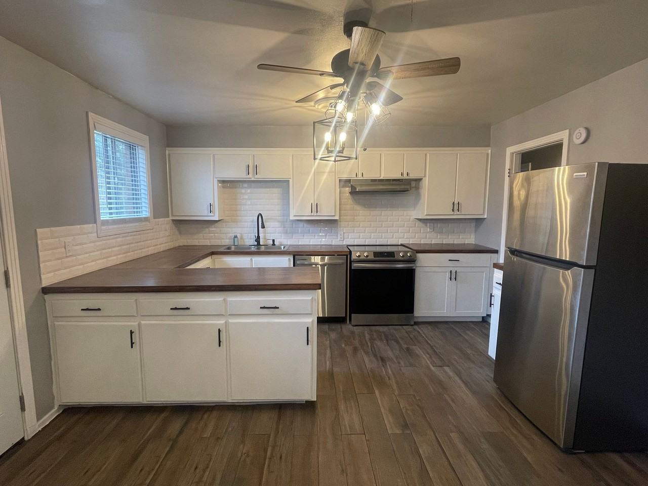 207 Monroe Dr - Photo 2 of 19
