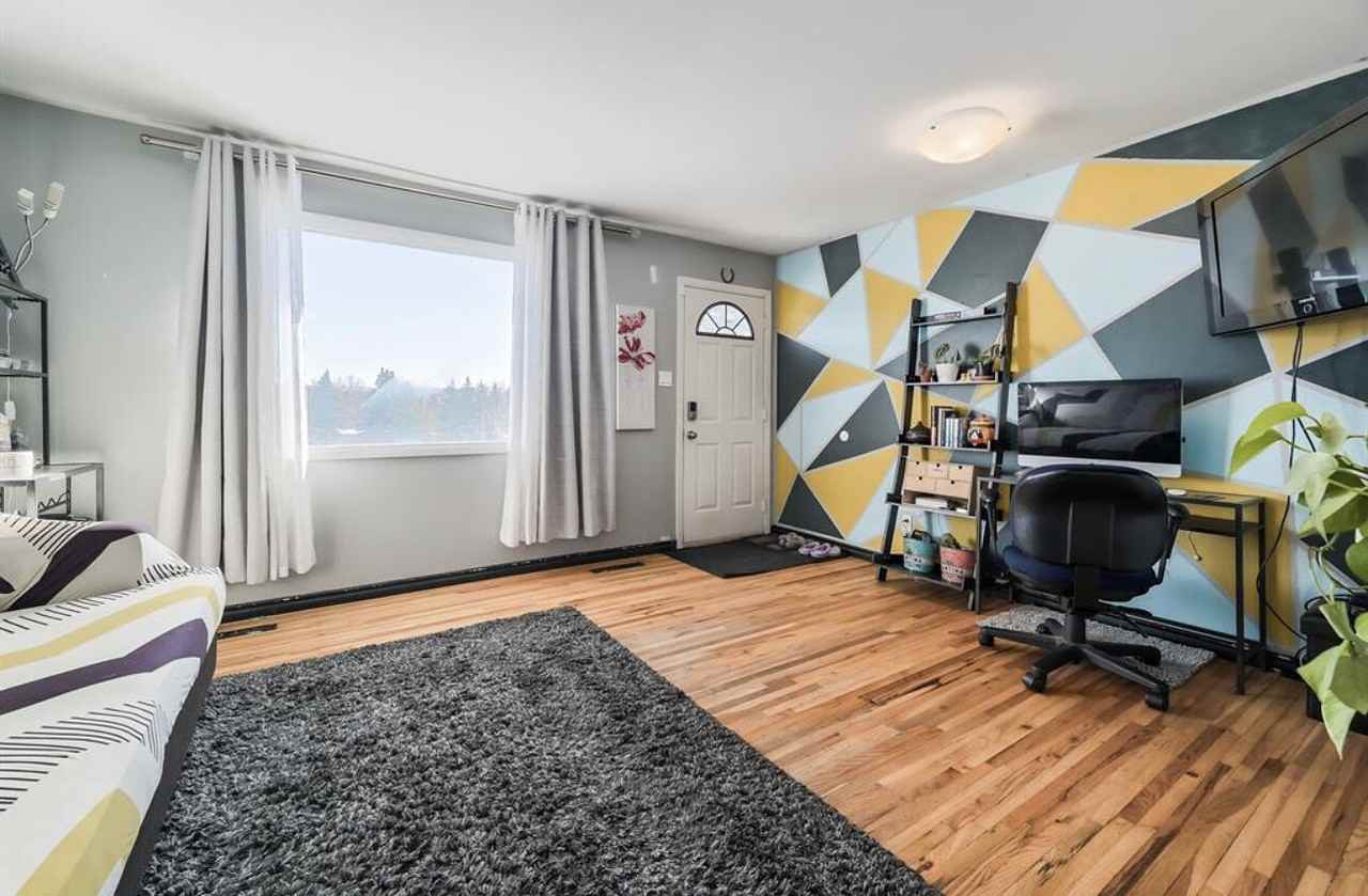 4327 69 St Nw - Photo 4 of 20