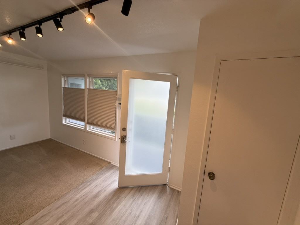 1376 Phillips Ln #D - Photo 5 of 32