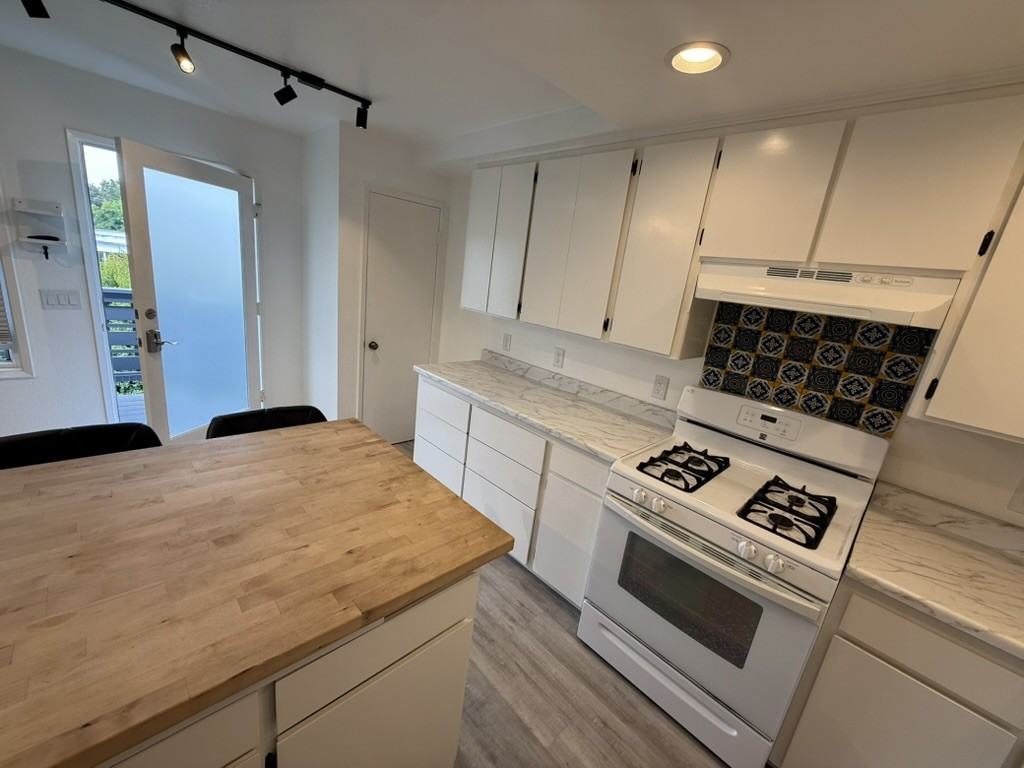 1376 Phillips Ln #D - Photo 7 of 32