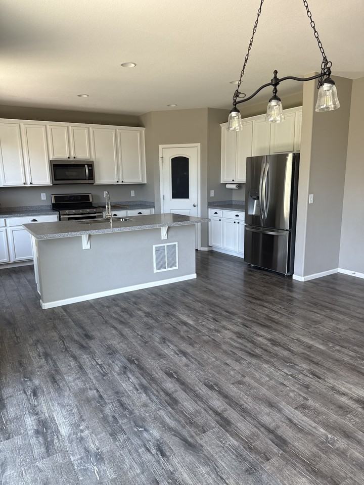 3135 Hawthorne Ln #NA - Photo 2 of 27